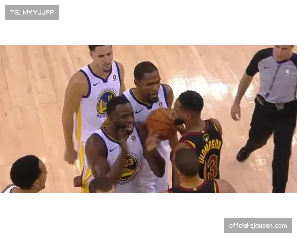 冲突瞬间：狄龙·布鲁克斯与追梦格林发生口角，双方各领一次技术犯规